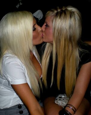 2 teen girls kissing