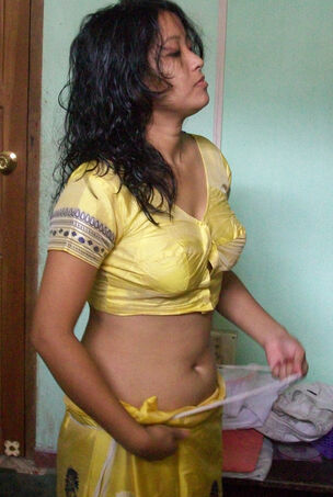 Indian wifey switches outfit while