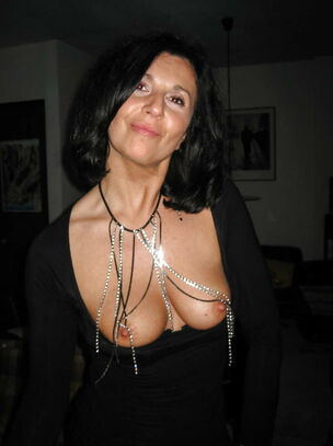 Mature dark haired cougar - Picture