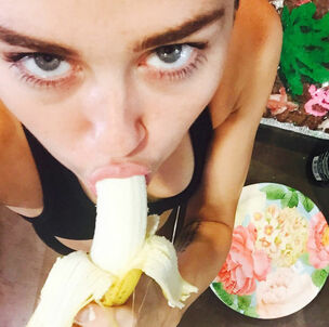 InstantFap - Miley Cyrus flashing