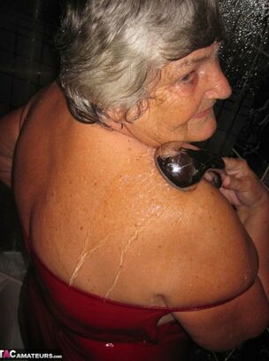 Plump nan Grannie Libby gets nude..