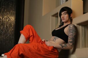 Tatted goth dame Nikki Hearts with